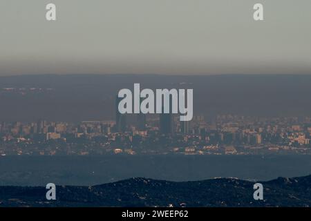 Madrid, Spagna. 24 gennaio 2024. Vista dello skyline di Madrid con inquinamento atmosferico visibile.la presenza di un anticiclone sta causando un aumento significativo dell'inquinamento atmosferico nelle principali città della Spagna, con concentrazioni che supereranno chiaramente le soglie dell'Organizzazione Mondiale della Sanità, portando a condizioni di scarsa qualità dell'aria. Crediti: Marcos del Mazo/Alamy Live News Foto Stock