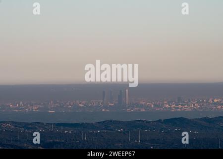 Madrid, Spagna. 24 gennaio 2024. Vista dello skyline di Madrid con inquinamento atmosferico visibile.la presenza di un anticiclone sta causando un aumento significativo dell'inquinamento atmosferico nelle principali città della Spagna, con concentrazioni che supereranno chiaramente le soglie dell'Organizzazione Mondiale della Sanità, portando a condizioni di scarsa qualità dell'aria. Crediti: Marcos del Mazo/Alamy Live News Foto Stock