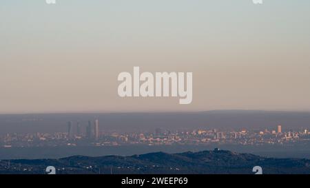 Madrid, Spagna. 24 gennaio 2024. Vista dello skyline di Madrid con inquinamento atmosferico visibile.la presenza di un anticiclone sta causando un aumento significativo dell'inquinamento atmosferico nelle principali città della Spagna, con concentrazioni che supereranno chiaramente le soglie dell'Organizzazione Mondiale della Sanità, portando a condizioni di scarsa qualità dell'aria. Crediti: Marcos del Mazo/Alamy Live News Foto Stock