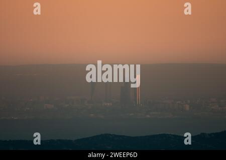 Madrid, Spagna. 24 gennaio 2024. Vista dello skyline di Madrid con inquinamento atmosferico visibile.la presenza di un anticiclone sta causando un aumento significativo dell'inquinamento atmosferico nelle principali città della Spagna, con concentrazioni che supereranno chiaramente le soglie dell'Organizzazione Mondiale della Sanità, portando a condizioni di scarsa qualità dell'aria. Crediti: Marcos del Mazo/Alamy Live News Foto Stock