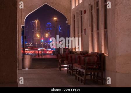 Doha, Qatar - dicembre 23,2022: Veduta notturna dello skyline, Doha's Financial District (West Bay). Foto Stock