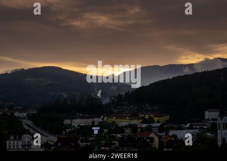 Tramonto su una piccola città austriaca dopo una tempesta Foto Stock