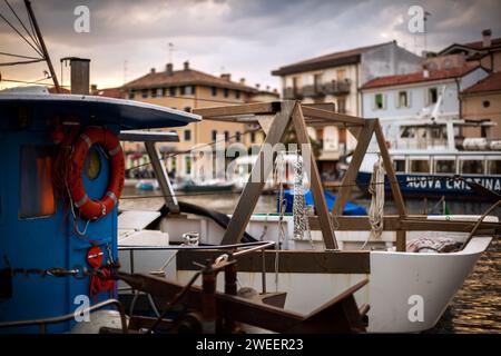 Grado, Friuli Venezia Giulia, Italia - 14 luglio 2012: Tranquillità nell'antico porto di grado, a nord-est della costa adriatica italiana. Foto Stock
