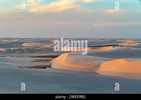 Paesaggio panoramico delle dune del deserto Parco Nazionale di Lencois Maranhenses - Parque Nacional dos Lencois Maranhenses nel Brasile nordorientale Foto Stock