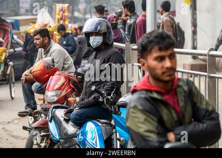 Dhaka, Bangladesh. 25 gennaio 2024. I motociclisti in condivisione aspettano i passeggeri a Dacca. (Foto di Piyas Biswas/SOPA Images/Sipa USA) credito: SIPA USA/Alamy Live News Foto Stock