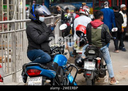 Dhaka, Bangladesh. 25 gennaio 2024. I motociclisti in condivisione aspettano i passeggeri a Dacca. (Foto di Piyas Biswas/SOPA Images/Sipa USA) credito: SIPA USA/Alamy Live News Foto Stock
