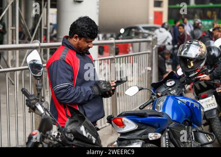 Dhaka, Bangladesh. 25 gennaio 2024. I motociclisti in condivisione aspettano i passeggeri a Dacca. (Foto di Piyas Biswas/SOPA Images/Sipa USA) credito: SIPA USA/Alamy Live News Foto Stock