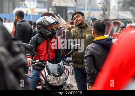 Dhaka, Bangladesh. 25 gennaio 2024. I motociclisti in condivisione aspettano i passeggeri a Dacca. (Foto di Piyas Biswas/SOPA Images/Sipa USA) credito: SIPA USA/Alamy Live News Foto Stock