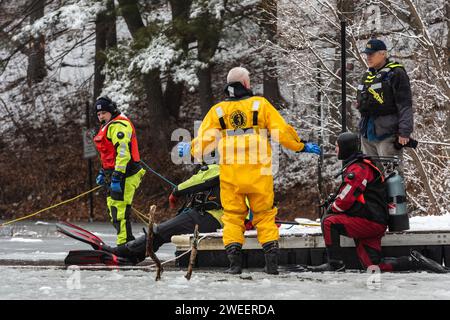 Vigili del fuoco e polizia con la squadra subacquea del Massachusetts District 14, che conduce un addestramento di soccorso su ghiaccio a White Pond a Concord. Foto Stock