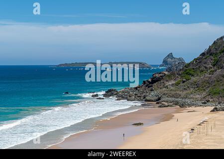 Fernando de Noronha, Brasile. Vista della spiaggia panoramica con l'oceano cristallino e turchese Foto Stock