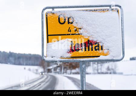 Pittenhart, Baviera, Germania - 26 novembre 2023: Insegna della città innevata di Pittenhart in inverno in Baviera *** Zugeschneites Ortsschild von Pittenhart im Winter in Bayern Foto Stock