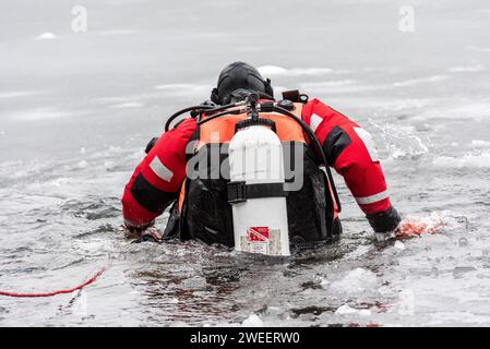 Vigili del fuoco e polizia con la squadra subacquea del Massachusetts District 14, che conduce un addestramento di soccorso su ghiaccio a White Pond a Concord. Foto Stock