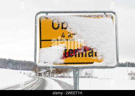 Pittenhart, Baviera, Germania - 26 novembre 2023: Insegna della città innevata di Pittenhart in inverno in Baviera *** Zugeschneites Ortsschild von Pittenhart im Winter in Bayern Foto Stock