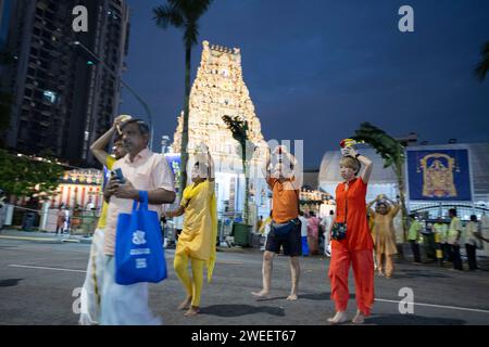 Singapore. 25 gennaio 2024. I devoti indù prendono parte alla processione per celebrare il festival Thaipusam nella Little India di Singapore il 25 gennaio 2024. Thaipusam, che cade a gennaio o febbraio di ogni anno, è un giorno di penitenza o di ringraziamento per gli indù. Crediti: Poi Chih Wey/Xinhua/Alamy Live News Foto Stock