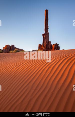 Totem Pole con sabbia ondulata nel Monument Valley Navajo Tribal Park in Arizona. Foto Stock