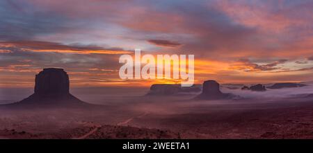 Alba colorata su Merrick Butte, Elephant Butte e Spearhead Mesa nel Monument Valley Navajo Tribal Park in Arizona. Foto Stock