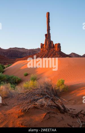 Prima luce sul Totem Pole con sabbia ondulata nel Monument Valley Navajo Tribal Park in Arizona. Foto Stock