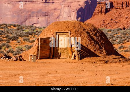 Un tradizionale hogan Navajo nel Monument Valley Navajo Tribal Park in Arizona. Foto Stock