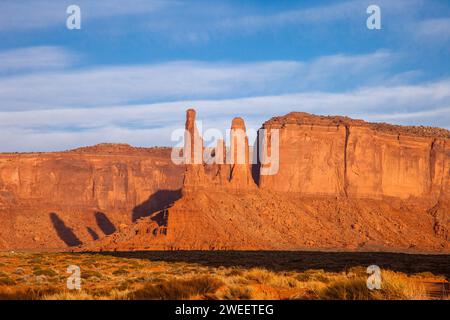 The Three Sisters, monoliti di arenaria ai margini di Mitchell Mesa nel Monument Valley Navajo Tribal Park in Arizona. Foto Stock