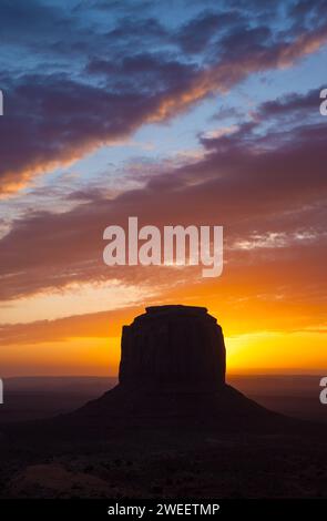 Alba colorata su Merrick Butte all'alba nel Monument Valley Navajo Tribal Park in Arizona. Foto Stock