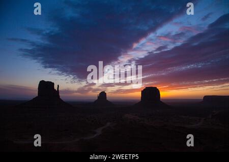 Alba colorata sulle Mittens e Merrick Butte all'alba nel Monument Valley Navajo Tribal Park in Arizona. Foto Stock