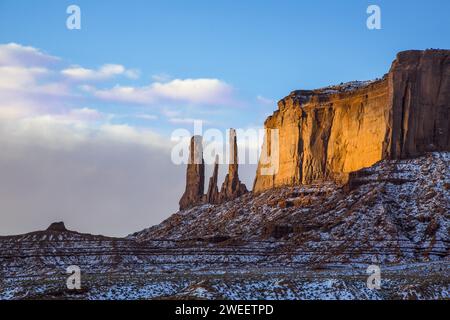 The Three Sisters, monoliti di arenaria ai margini di Mitchell Mesa nel Monument Valley Navajo Tribal Park in Arizona. Foto Stock