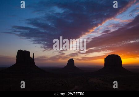 Alba colorata sulle Mittens e Merrick Butte all'alba nel Monument Valley Navajo Tribal Park in Arizona. Foto Stock