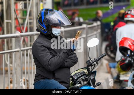 Dhaka, Bangladesh. 25 gennaio 2024. I motociclisti in condivisione aspettano i passeggeri a Dacca. Credito: SOPA Images Limited/Alamy Live News Foto Stock