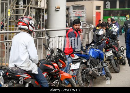 Dhaka, Bangladesh. 25 gennaio 2024. I motociclisti in condivisione aspettano i passeggeri a Dacca. Credito: SOPA Images Limited/Alamy Live News Foto Stock