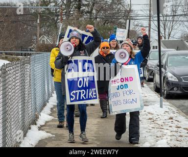 23 gennaio 2024. Newton, ma. Gli insegnanti di Newton il terzo giorno consecutivo di scuola del loro sciopero si sono radunati al Centro educativo di Newton. Il Newton Teac Foto Stock