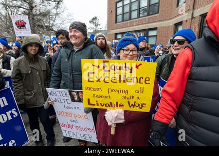 23 gennaio 2024. Newton, ma. Gli insegnanti di Newton il terzo giorno consecutivo di scuola del loro sciopero si sono radunati al Centro educativo di Newton. Il Newton Teac Foto Stock