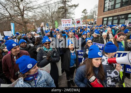 23 gennaio 2024. Newton, ma. Gli insegnanti di Newton il terzo giorno consecutivo di scuola del loro sciopero si sono radunati al Centro educativo di Newton. Il Newton Teac Foto Stock