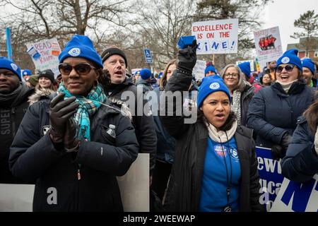 23 gennaio 2024. Newton, ma. Gli insegnanti di Newton il terzo giorno consecutivo di scuola del loro sciopero si sono radunati al Centro educativo di Newton. Il Newton Teac Foto Stock