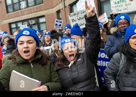 23 gennaio 2024. Newton, ma. Gli insegnanti di Newton il terzo giorno consecutivo di scuola del loro sciopero si sono radunati al Centro educativo di Newton. Il Newton Teac Foto Stock