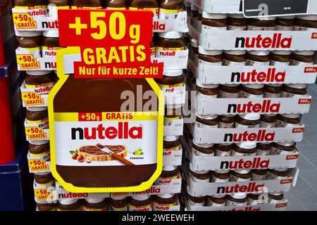 Nutella ist eine Nuss-Nougat-Creme des italienischen Herstellers Ferrero. SIE besteht überwiegend aus Zucker mit Zutaten von Palmöl, gerösteten Haselnüssen, Milchpulver, Kakao, Sojalecithin und Vanillin. In Deutschland gibt es Nutella seit 1965. Foto: Nutella-Glas im Supermarkt *** la Nutella è una crema di torrone di noci del produttore italiano Ferrero si compone principalmente di zucchero con ingredienti di olio di palma, nocciole arrostite, latte in polvere, cacao, lecitina di soia e vanillina in Germania, Nutella è disponibile nei supermercati dal 1965 Photo Nutella jar Foto Stock