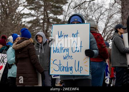 23 gennaio 2024. Newton, ma. Gli insegnanti di Newton il terzo giorno consecutivo di scuola del loro sciopero si sono radunati al Centro educativo di Newton. Il Newton Teac Foto Stock