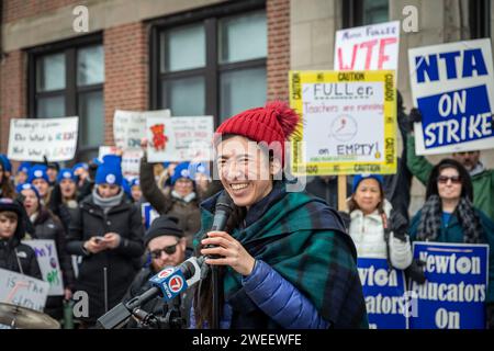 23 gennaio 2024. Newton, ma. Gli insegnanti di Newton il terzo giorno consecutivo di scuola del loro sciopero si sono radunati al Centro educativo di Newton. Il Newton Teac Foto Stock