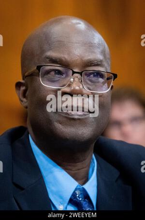 Il Dr. Rashid Sumaila, University Killam Professor, Institute for the Oceans and Fisheries, University of British Columbia, appare davanti a un'audizione della commissione del Senato sul bilancio per esaminare come la crisi climatica minaccia le industrie oceaniche, nel Dirksen Senate Office Building a Washington, DC, mercoledì 24 gennaio 2024. Credito: Rod Lamkey/CNP /MediaPunch Foto Stock