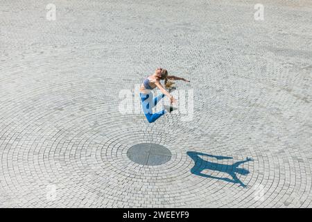 giovane donna muscolosa e in forma che salta in alto Foto Stock