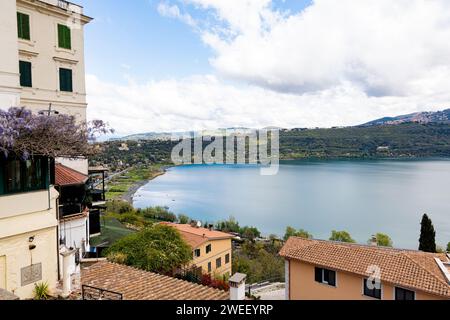 Foto scattata a Castel Gandolfo, in Italia, da una prospettiva elevata, che cattura una vista del lago e delle montagne Foto Stock