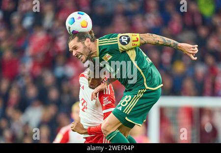 Christopher TRIMMEL, Union Berlin 28 gareggia per la palla, placcaggio, duello, colpo di testa, zweikampf, azione, lotta contro Kingsley Coman, FCB 11 nella partita di recupero FC BAYERN MUENCHEN - 1.FC UNION BERLIN 1-0 il 24 gennaio 2024 a Monaco, Germania. Stagione 2023/2024, 1.Bundesliga, FCB, München, giorno 13, 13.Spieltag © Peter Schatz / Alamy Live News - LE NORMATIVE DFL VIETANO QUALSIASI UTILIZZO DI FOTOGRAFIE come SEQUENZE DI IMMAGINI e/o QUASI-VIDEO - Foto Stock