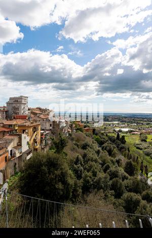 Scatta una foto ad Ariccia, in Italia, che cattura una vista aerea del paesaggio naturale e della città Foto Stock