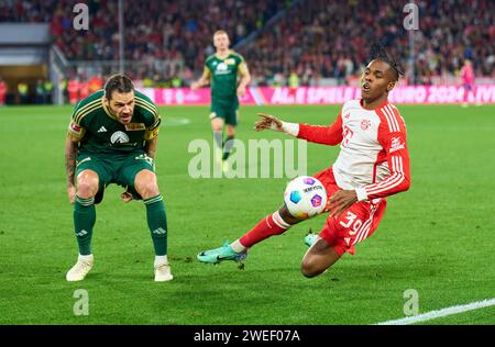 Mathys Tel, FCB 39 competere per la palla, placcaggio, duello, testa, zweikampf, azione, lotta contro Christopher TRIMMEL, Union Berlin 28 nella partita di recupero FC BAYERN MUENCHEN - 1.FC UNION BERLIN 1-0 il 24 gennaio 2024 a Monaco di Baviera, Germania. Stagione 2023/2024, 1.Bundesliga, FCB, München, giorno 13, 13.Spieltag © Peter Schatz / Alamy Live News - LE NORMATIVE DFL VIETANO QUALSIASI UTILIZZO DI FOTOGRAFIE come SEQUENZE DI IMMAGINI e/o QUASI-VIDEO - Foto Stock