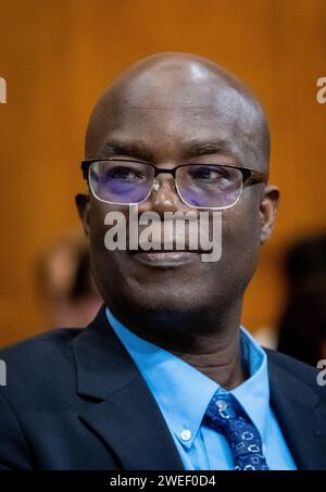 Il Dr. Rashid Sumaila, University Killam Professor, Institute for the Oceans and Fisheries, University of British Columbia, appare davanti a un'audizione della commissione del Senato sul bilancio per esaminare come la crisi climatica minaccia le industrie oceaniche, nel Dirksen Senate Office Building a Washington, DC, mercoledì 24 gennaio 2024. Credito: Rod Lamkey/CNP /MediaPunch Foto Stock