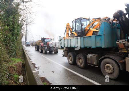 Bauern mit Traktoren, Handwerker mit Lieferwagen und LKW-Fahrer blockieren die gesperrte Brücke Pont de l iroise zwischen Brest und Plougastel-Daoulas und verbrennen Autoreifen, Protestaktion für bessere Bezahlung und Bürokratieabbau, Departement Finistere Penn-ar-Bed, regione Bretagne Breizh, Frankreich ** agricoltori con trattori ** artigiani con furgoni e camionisti bloccano il ponte chiuso Pont de l'iroise tra Brest e Plougastel Daoulas e bruciano pneumatici per auto, proteste per una migliore retribuzione e riduzione della burocrazia, dipartimento Finistere Penn ar Bed, regione Bretagne Breizh, Francia Foto Stock