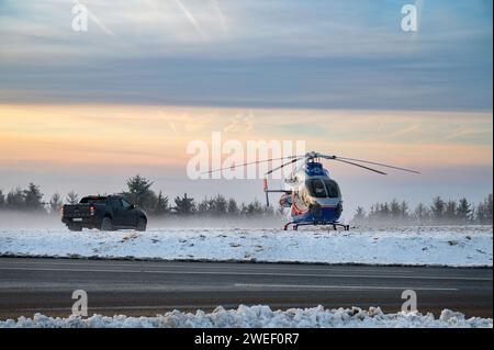 Elicottero di salvataggio aereo da Lussemburgo, trasporto di emergenza a Treviri, misson in neve, inverno renania-palatinato, Germania, 20.01.2024 Foto Stock