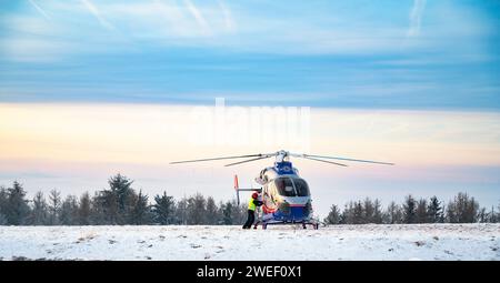 Elicottero di salvataggio aereo da Lussemburgo, trasporto di emergenza a Treviri, misson in neve, inverno renania-palatinato, Germania, 20.01.2024 Foto Stock