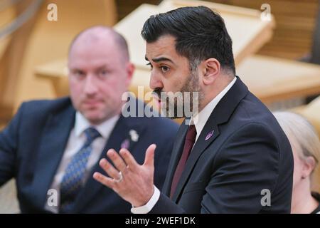 Edimburgo Scozia, Regno Unito. 25 gennaio 2024. Primo ministro della Scozia Humza Yousaf MSP al Parlamento scozzese per le domande sul primo ministro. Credito: SST/Alamy Live News Foto Stock