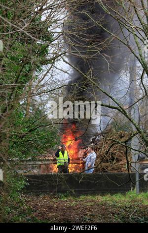 Bauern mit Traktoren, Handwerker mit Lieferwagen und LKW-Fahrer blockieren die gesperrte Brücke Pont de l iroise zwischen Brest und Plougastel-Daoulas und verbrennen Autoreifen, Protestaktion für bessere Bezahlung und Bürokratieabbau, Departement Finistere Penn-ar-Bed, regione Bretagne Breizh, Frankreich ** agricoltori con trattori ** artigiani con furgoni e camionisti bloccano il ponte chiuso Pont de l'iroise tra Brest e Plougastel Daoulas e bruciano pneumatici per auto, proteste per una migliore retribuzione e riduzione della burocrazia, dipartimento Finistere Penn ar Bed, regione Bretagne Breizh, Francia Foto Stock