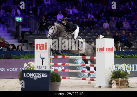 Amsterdam, Paesi Bassi - 25 gennaio 2024. Ilonka Kluytmans gareggia nella classe 1.20 m durante la giornata di apertura di Jumping Amsterdam presso il RAI Centre. Mark Spowart/Alamy Live News. Foto Stock